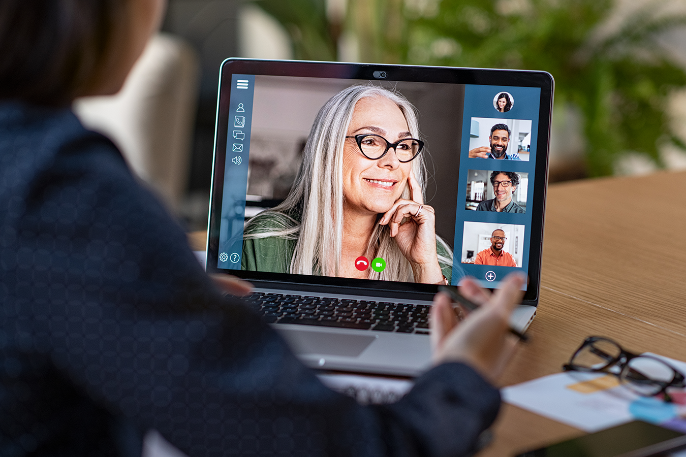 On video call. Вебинар. Общение по скайпу. Вебинар девушка. Вебинар видеоконференция.